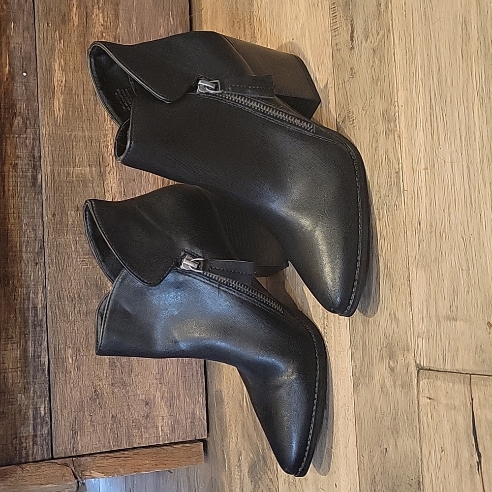Kaari black ankle booties size 7.5 with zipper and platform heel